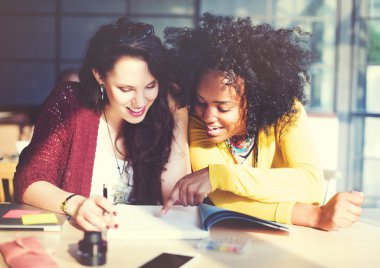 sınıfta okuyan kız öğrencilerin