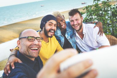 Sahilde selfie alarak arkadaşlar