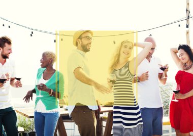 Dışarı asılı açık havada partide arkadaşlar