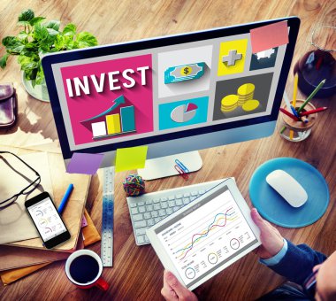 Bilgisayar ve tablet kullanan adam 