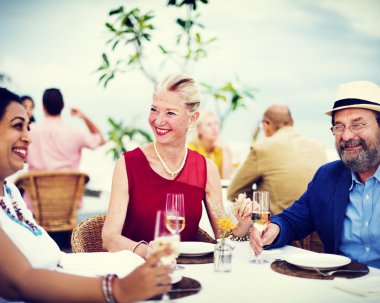 çatı katındaki Restoran partisinde takılmayı arkadaşlar