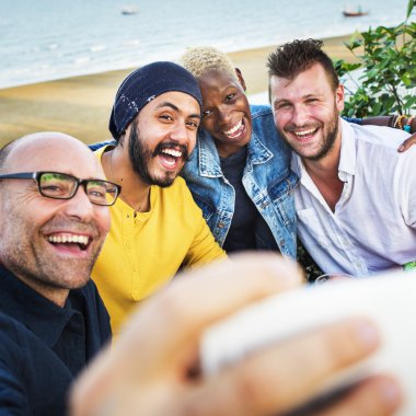 Sahilde selfie alarak arkadaşlar