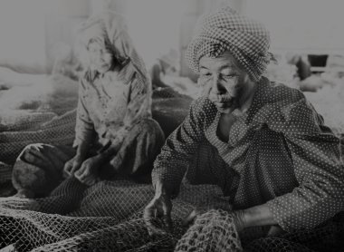  Balık ağlarına tamir kadınlar