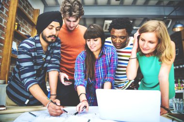 Farklı insanların birlikte çalışma grubu