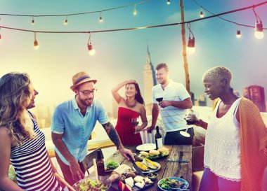 Çatı katında kutlama arkadaş