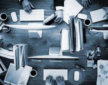 Grup çalışma üzerinde Office iş adamları