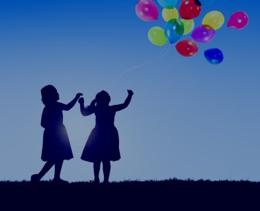 Balonlar ile birlikte oynayan çocuklar