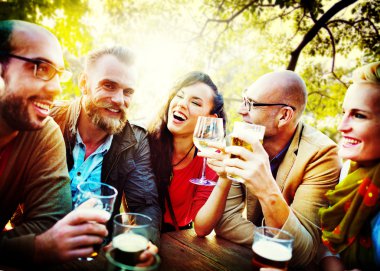 Dışarı asılı açık havada partide arkadaşlar