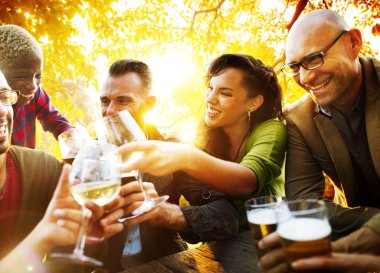 Dışarı asılı açık havada partide arkadaşlar