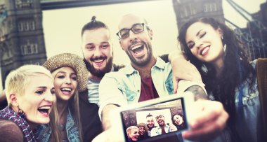 Yaz arkadaş eğlenceli Selfie kavramı yapıyor yapıştırma
