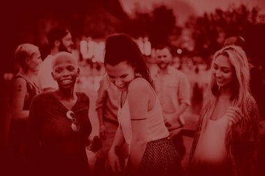 Dışarı asılı açık havada partide arkadaşlar