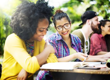 çeşitli üniversite öğrencileri sınıfta eğitim