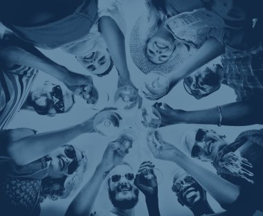 Kutlama ve dostluk kavramı Beach alkış