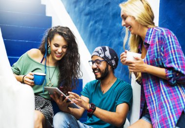 Arkadaşlar Out merdiven üzerinde asılı durumda kavramı