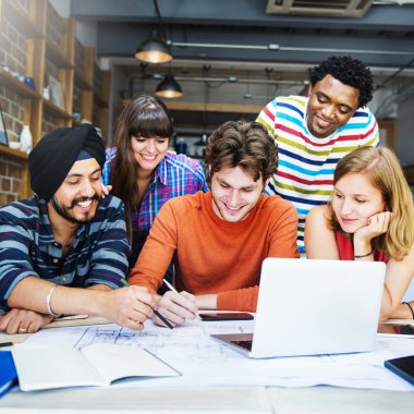 Farklı insanların birlikte çalışma grubu