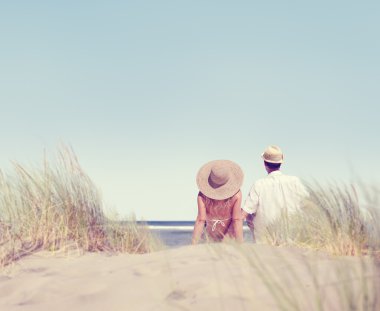 Beach kavramı üzerinde rahat oturan Çift