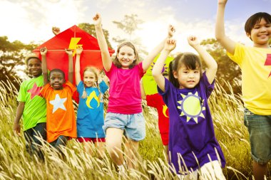 Uçurtma oynayan çocuklar