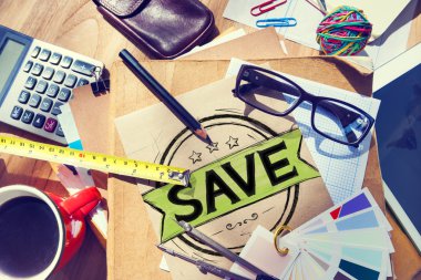 Araçlar ve bir dizüstü bilgisayar masası