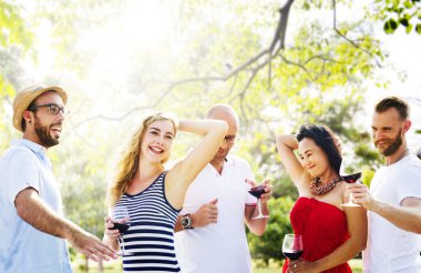 Dışarı asılı açık havada partide arkadaşlar