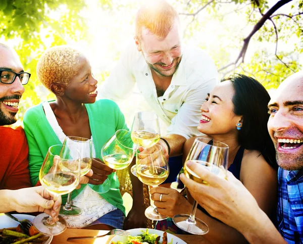 Friends hanging out at outdoors party — Stock Photo, Image