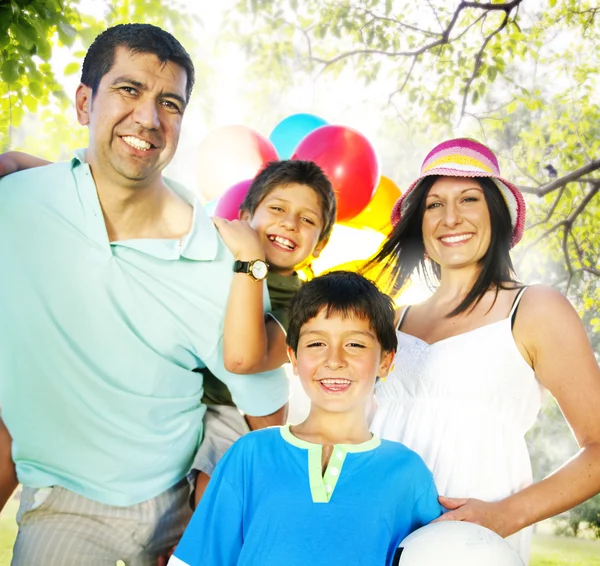 Szczęście rodzinne wakacje rodzice — Zdjęcie stockowe