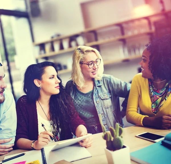 Uiteenlopende studenten brainstormen in klas — Stockfoto