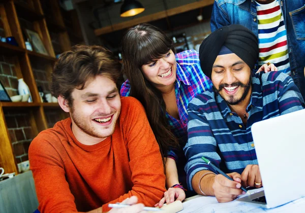 Gruppo di persone diverse che lavorano insieme — Foto Stock