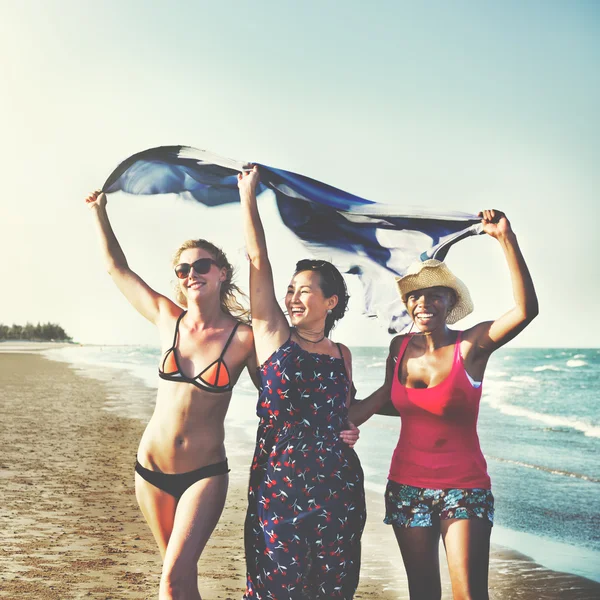 Meninas de feminilidade na praia — Fotografia de Stock