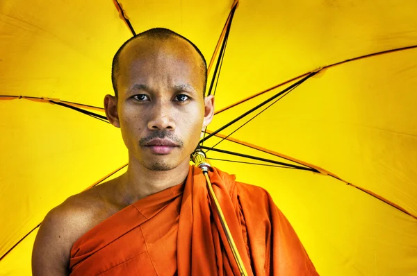 Monge budista segurando guarda-chuva — Fotografia de Stock