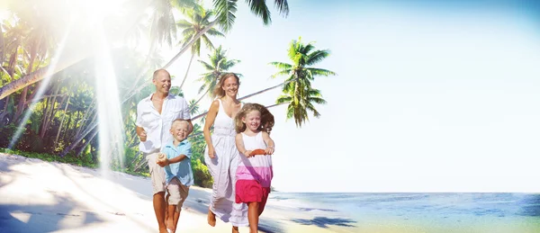 Familia en la playa, concepto de paraíso tropical —  Fotos de Stock