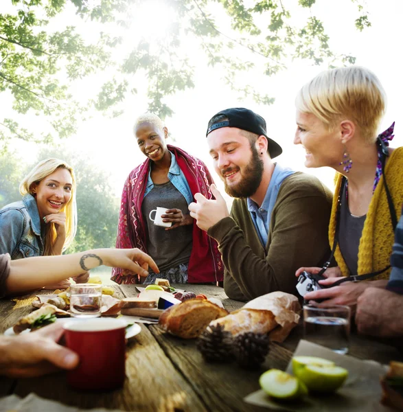 Vänner umgås på utomhus part — Stockfoto