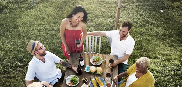 Amis traînant à la fête en plein air — Photo