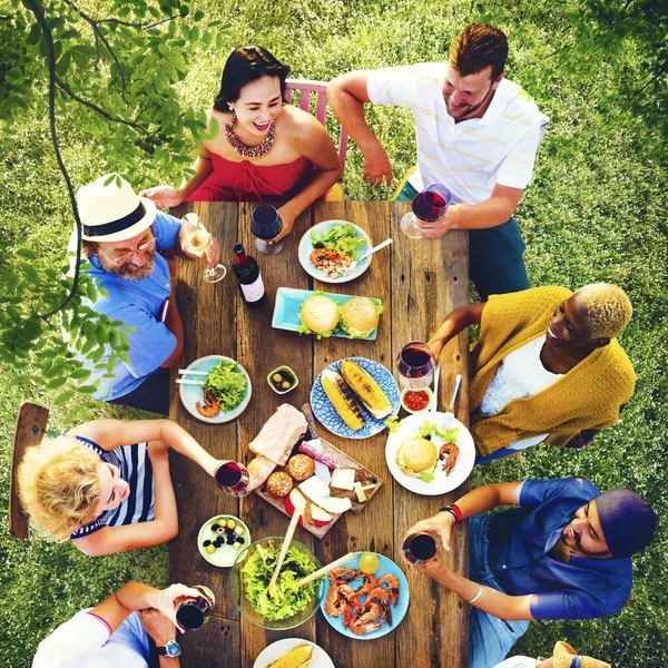 Amigos Comer al aire libre — Foto de Stock