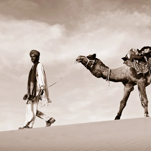 Onun deve ile yürüyen adam — Stok fotoğraf