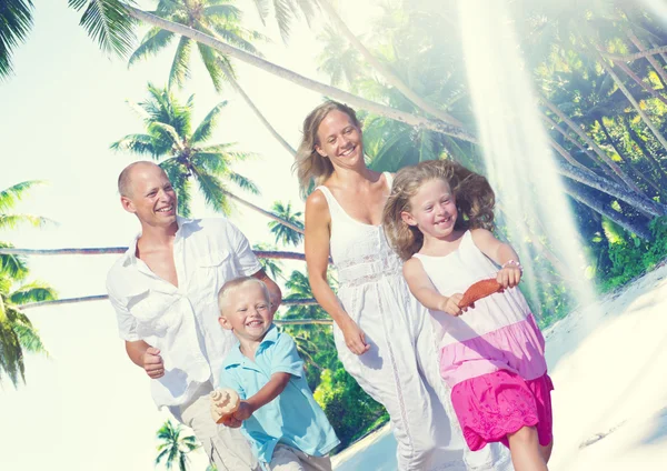 Rodina na pláži, tropický ráj koncept — Stock fotografie