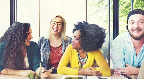 Olika studenter brainstorming i klassrummet — Stockfoto