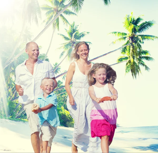 Aile mutluluk plaj kavramı — Stok fotoğraf