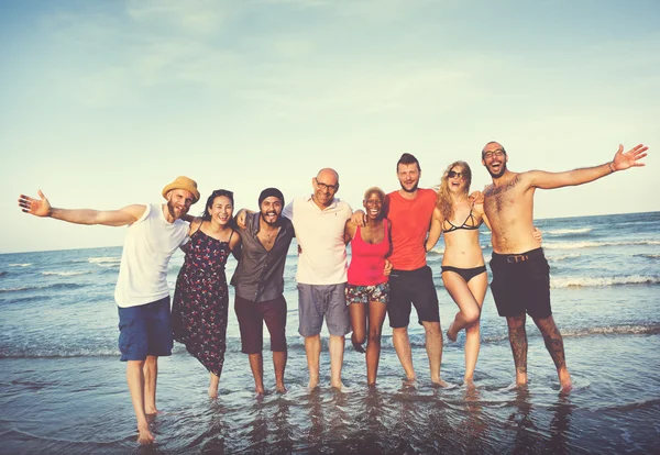 Amici sulla spiaggia in estate — Foto Stock