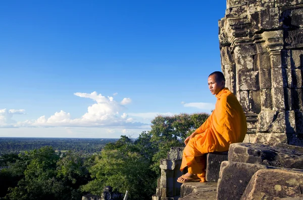 Szerzetes, Angkor Wat fontolgatják — Stock Fotó