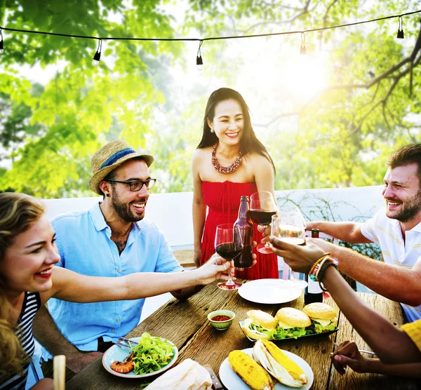 Vrienden opknoping uit bij Outdoors partij — Stockfoto