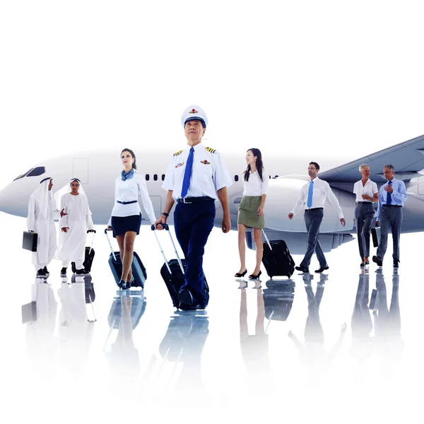 Pessoas de negócios que viajam no Aeroporto — Fotografia de Stock