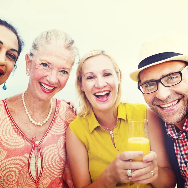 Vänner umgås på fest på takrestaurangen — Stockfoto