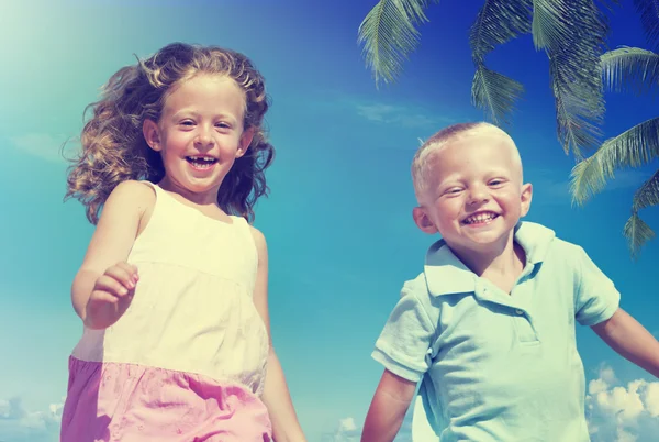 Broer en zus op strand verlijmen Concept — Stockfoto
