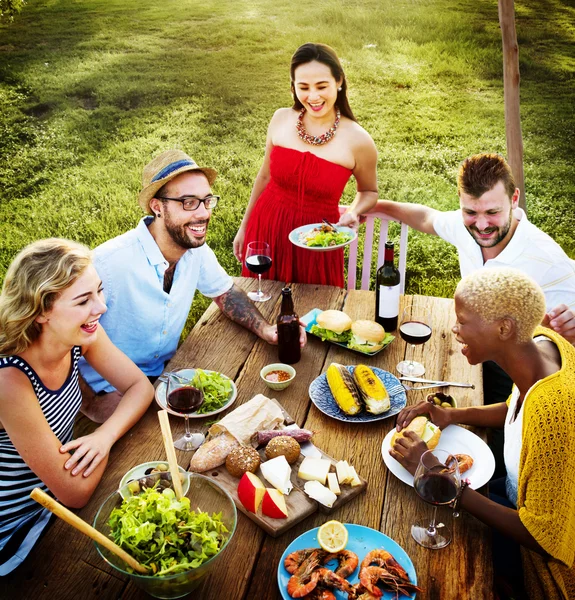 İnsanlar yemek beraberlik — Stok fotoğraf