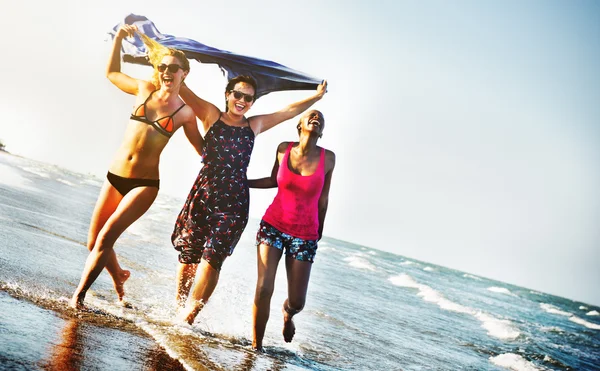 Filles de féminité sur la plage — Photo