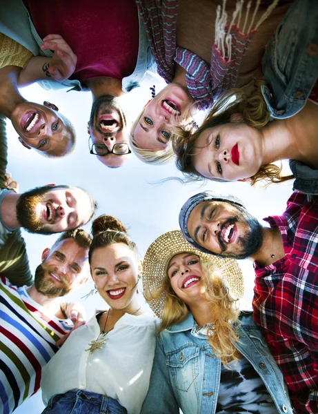 Freunde kuscheln sich an Ferienparty-Konzept — Stockfoto