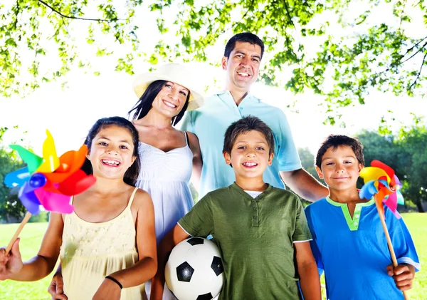 Familie spielt im Freien — Stockfoto