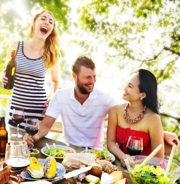 Diversos amigos pasando el rato al aire libre — Foto de Stock