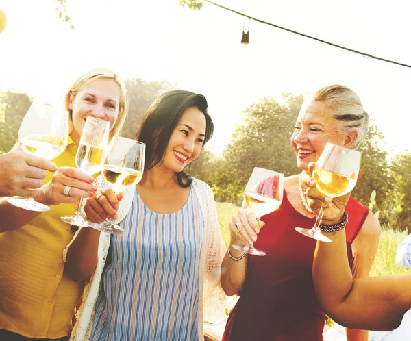 Diverse mensen buiten — Stockfoto