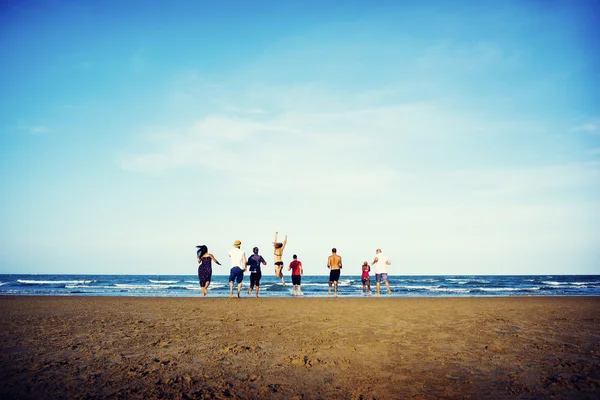 Přátelé na letní Beach — Stock fotografie